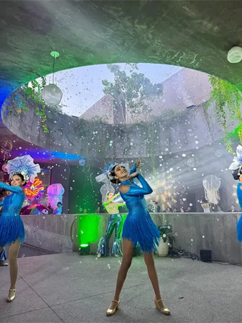 Bailarinas con vestuario azul durante el evento inaugural