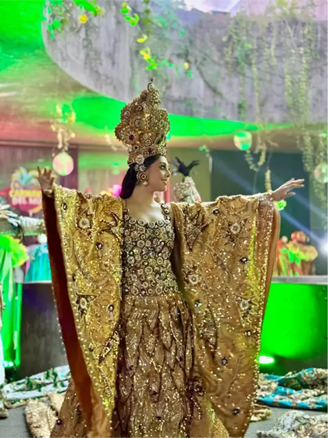 Vestuario dorado de reina de carnaval con corona